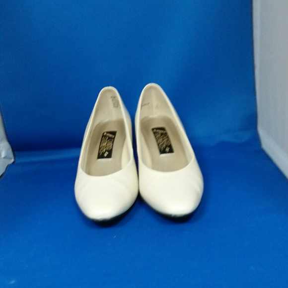 Candid Statements Bone Leather pump. Size 6-1/2m. - Picture 2 of 7